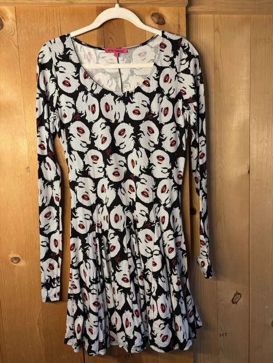 Betsey Johnson Dresses & Skirts - Betsey Johnson Black & White Pop-Art Face Print Midi Dress with Red Lips